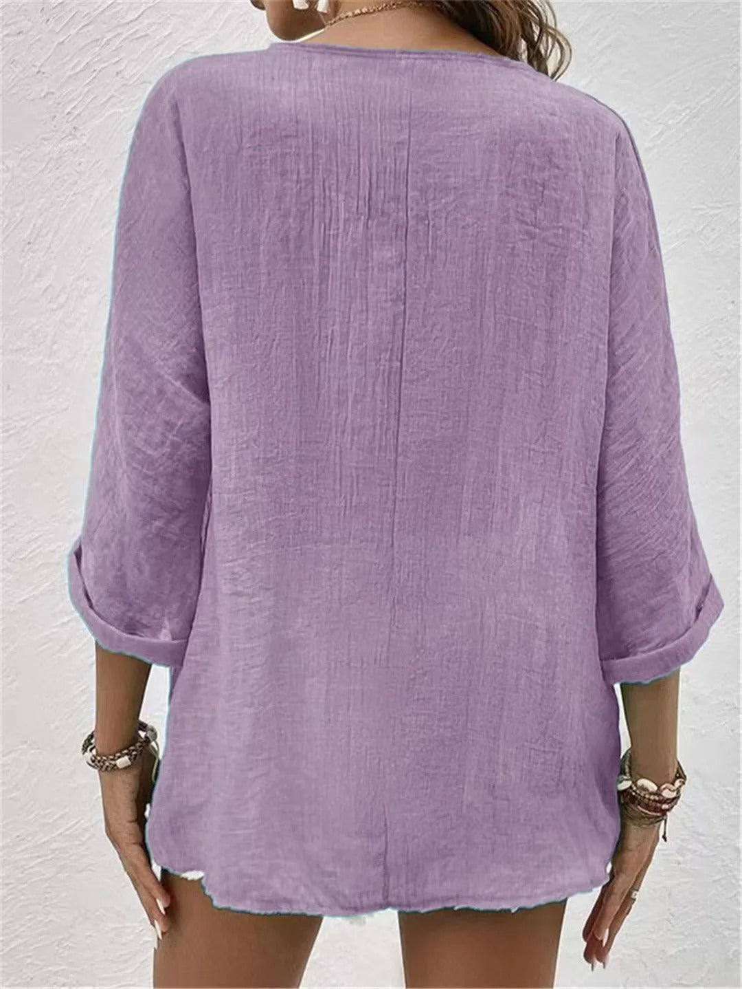 Liva – Blus med V-hals och knappar