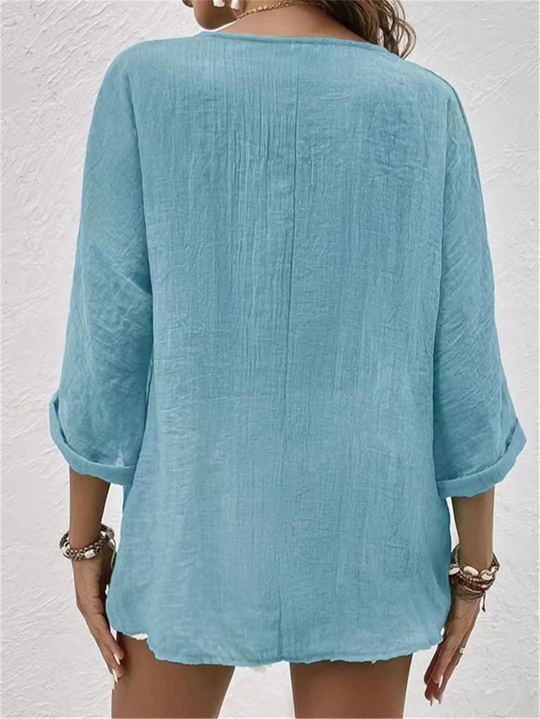 Liva – Blus med V-hals och knappar
