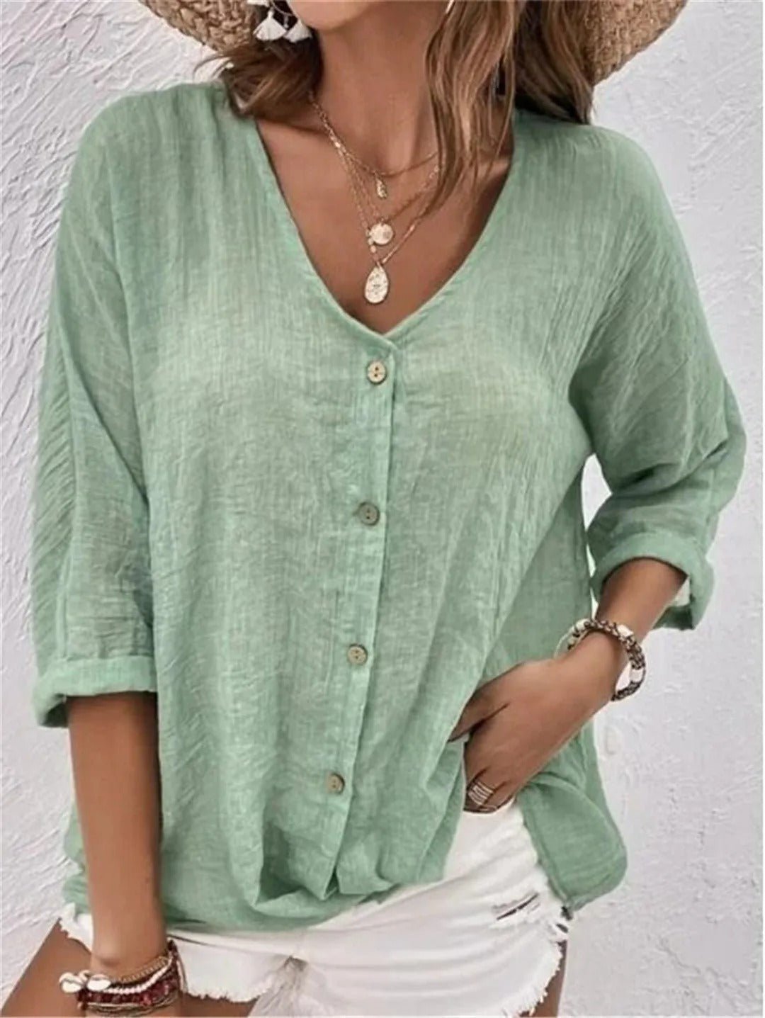 Liva – Blus med V-hals och knappar